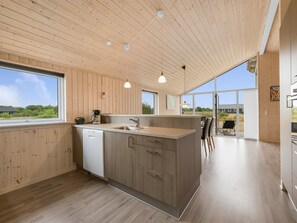 Kjøleskap, mikrobølgeovn, ovn og oppvaskmaskin