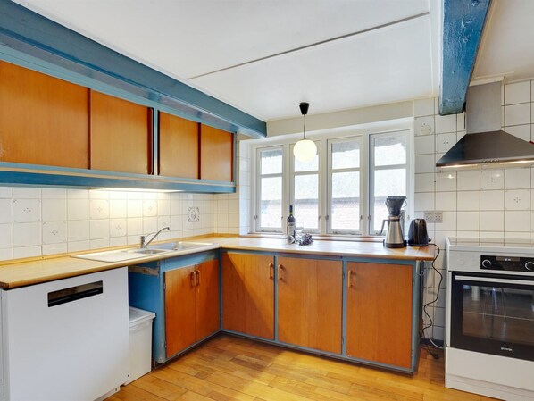 Kühlschrank, Mikrowelle, Ofen, Geschirrspüler