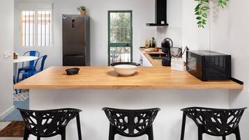 Frigorifero, microonde, forno, piano cottura