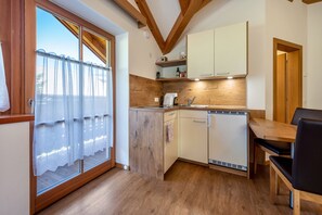 Kühlschrank, Herdplatte, Wasserkocher mit Kaffee-/Teezubehör