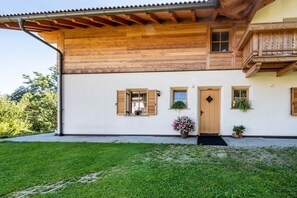 Exterior - Studio Apartment 'Urthalerhof Landhaus' with Mountain View, Shared Garden and Wi-Fi (Olang)