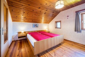 3 bedrooms, desk, free WiFi, bed sheets - Holiday Home 'Urthalerhof Historic' with Mountain View, Shared Garden and Wi-Fi (Olang)