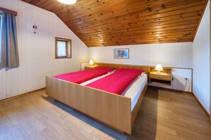 3 bedrooms, desk, free WiFi, bed sheets