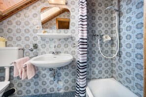 Shower, free toiletries, hair dryer, towels - Holiday Home 'Urthalerhof Historic' with Mountain View, Shared Garden and Wi-Fi (Olang)