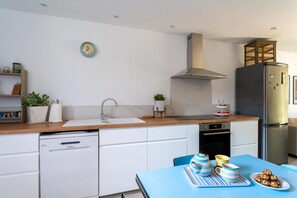 Kylskåp, mikrovågsugn, ugn och spishäll