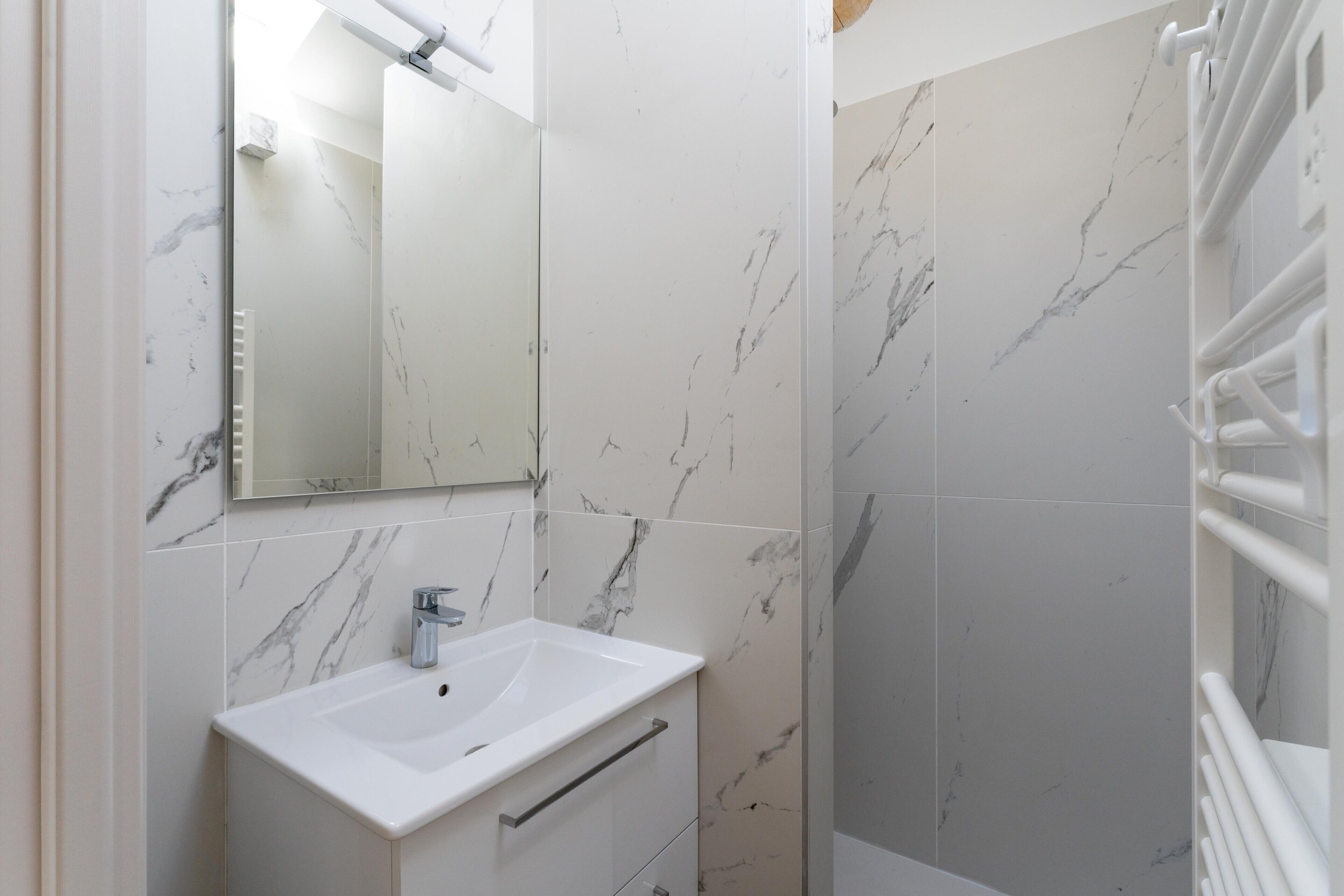 Douche, articles de toilette gratuits, sèche-cheveux