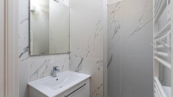 Douche, sĂšche-cheveux, serviettes fournies