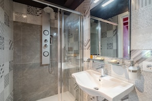Shower, hair dryer, towels
