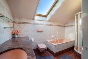 Baignoire, sèche-cheveux, serviettes fournies