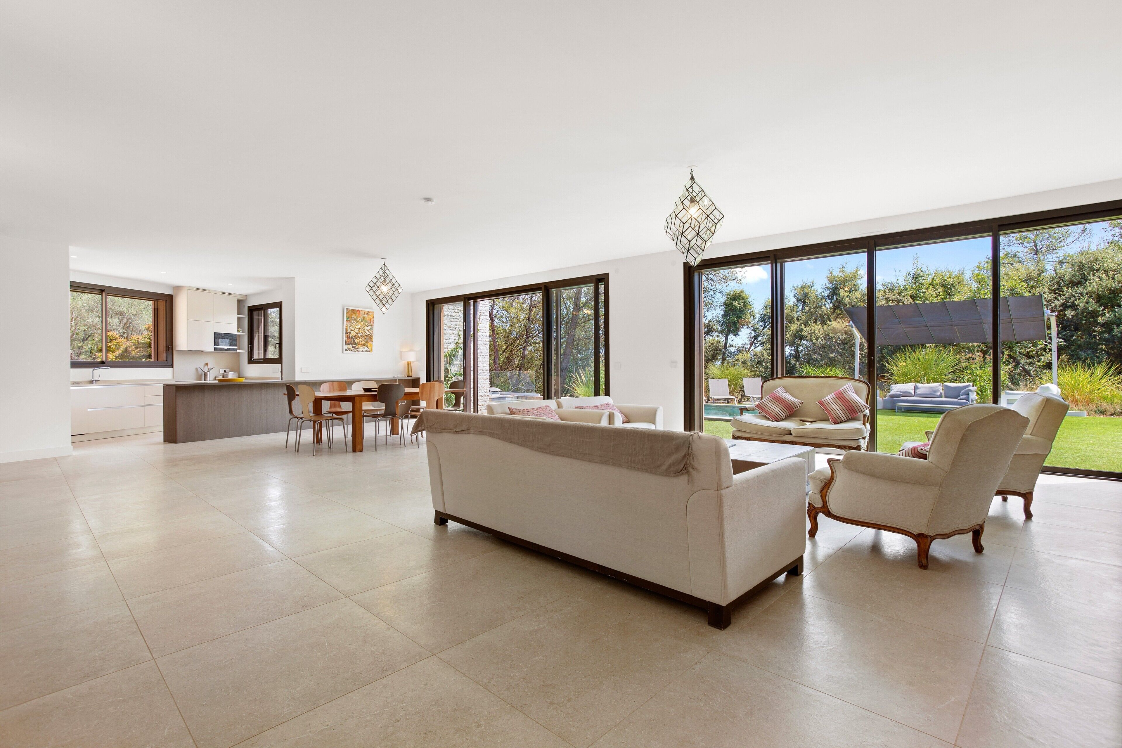 Télévision, jeux vidéo, table de tennis de table