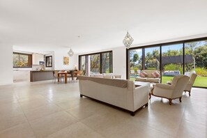 TV, videogames, mesa de pingue-pongue