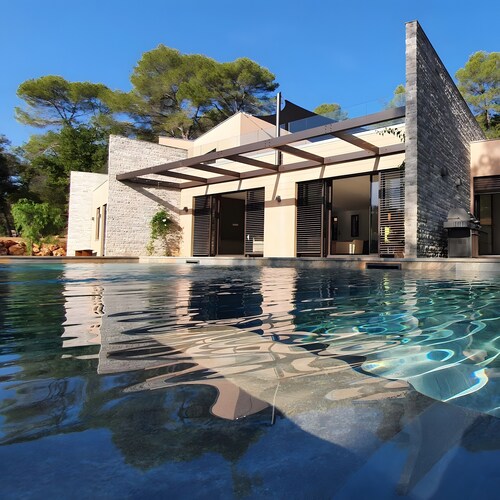 Villa Valériane, luxurious and contemporary, exceptional location amid Var vineyards