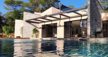 Villa Valériane, luxurious and contemporary, exceptional location amid Var vineyards