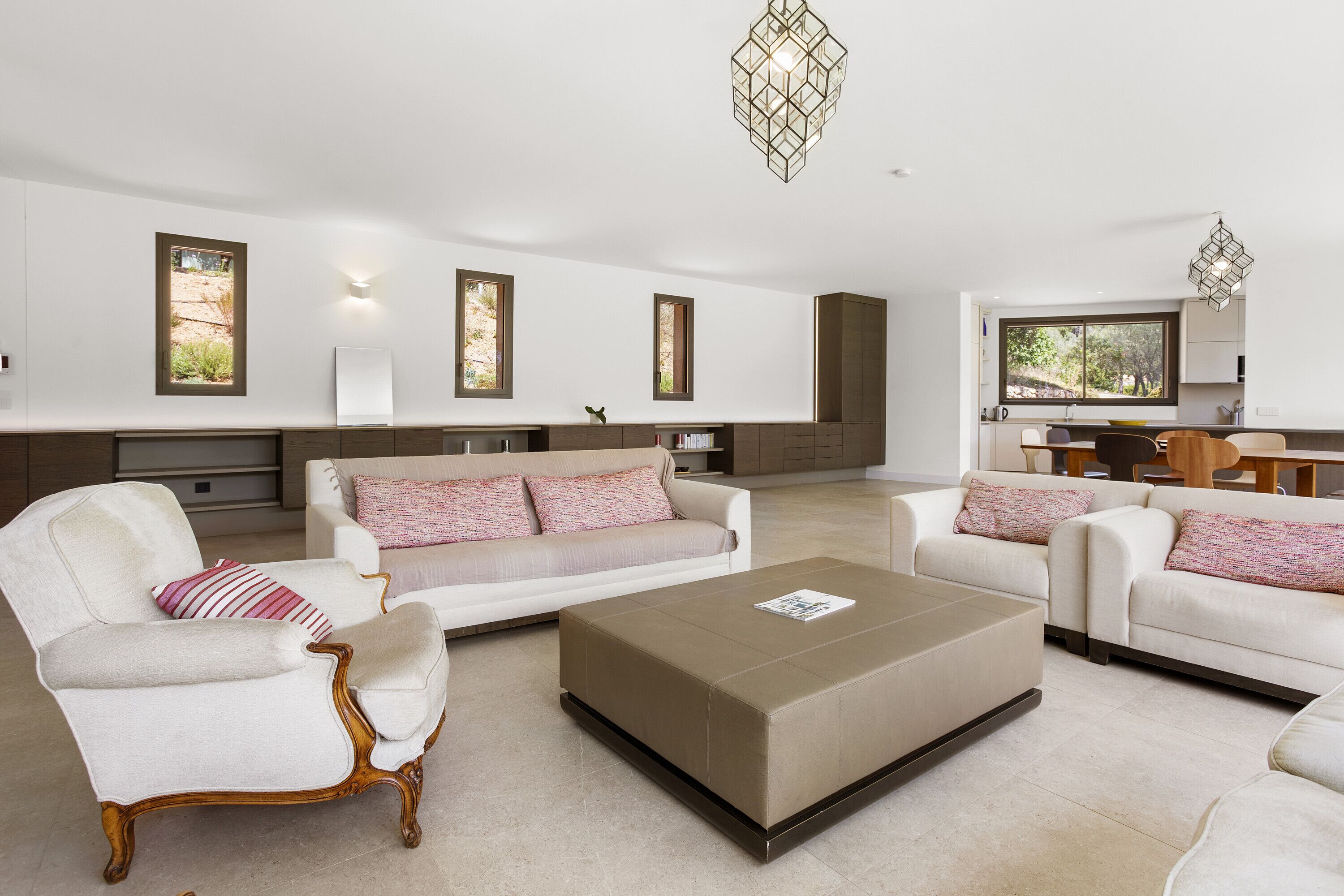 Télévision, jeux vidéo, table de tennis de table