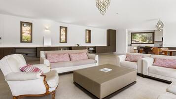 Télévision, jeux vidéo, table de tennis de table