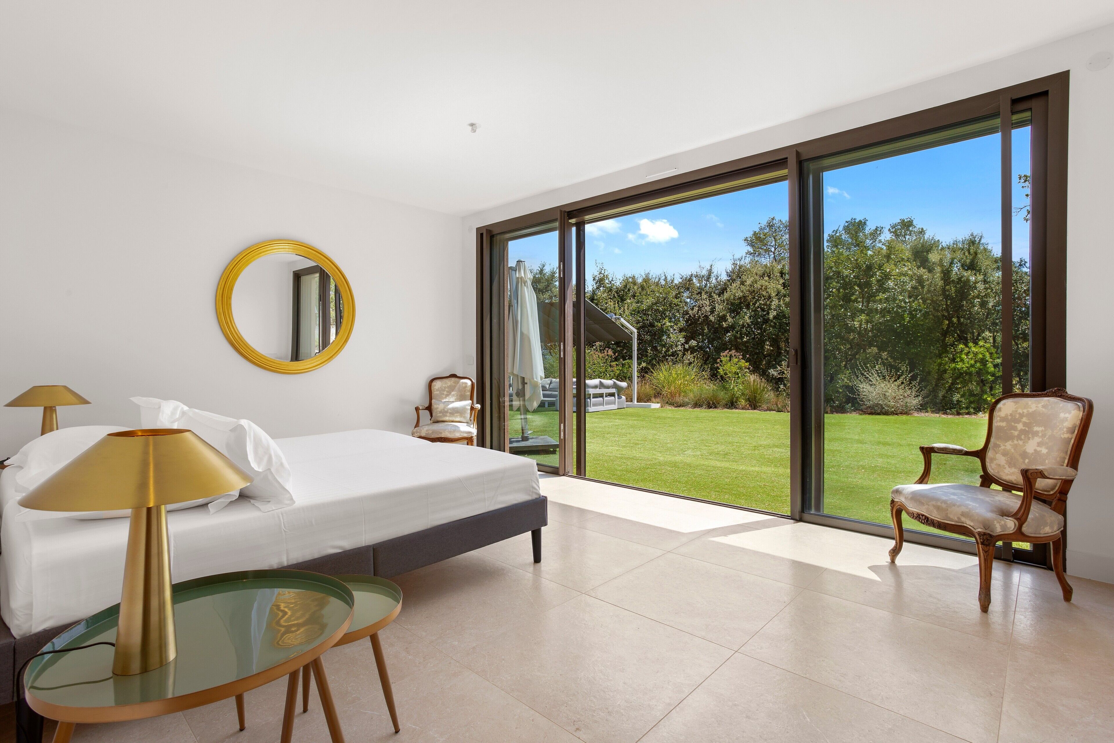 4 slaapkamers, een strijkplank/strijkijzer, gratis wifi, beddengoed