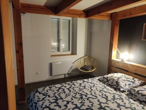 1 habitación, tabla de planchar con plancha, wifi gratis y ropa de cama 