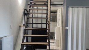 Una escala amb estructura metàl·lica i graons de fusta, que condueix a una plataforma.