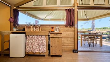 Jääkaappi, liesi, kahvin-/teenkeitin, vedenkeitin