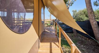 Glamping 'Tenda Glamping Vicino Al Mare' con terraza, jardín y Wi-Fi