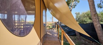 Glamping 'Tenda Glamping Vicino Al Mare' avec terrasse, jardin et Wi-Fi