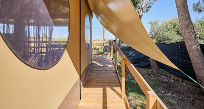 Glamping 'Tenda Glamping Vicino Al Mare' mit Terrasse, Garten und WLAN