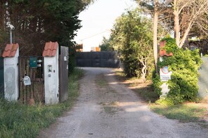 Property grounds - Farmhouse 'Bilocale Vicino Al Mare' with Private Garden, Wi-Fi and Air Conditioning (Piombino)