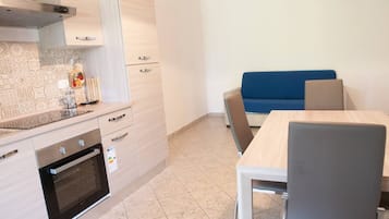 Réfrigérateur, four, plaque de cuisson, lave-vaisselle