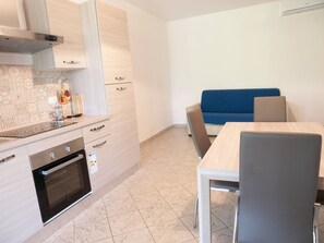 Fridge, oven, stovetop, dishwasher - Farmhouse 'Bilocale Vicino Al Mare' with Private Garden, Wi-Fi and Air Conditioning (Piombino)