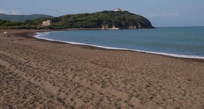 Farmhouse 'Appartamento Vicino Al Mare' with Private Garden, Wi-Fi and Air Conditioning