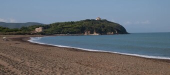 Farmhouse 'Appartamento Vicino Al Mare' with Private Garden, Wi-Fi and Air Conditioning