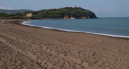 Farmhouse 'Appartamento Vicino Al Mare' with Private Garden, Wi-Fi and Air Conditioning