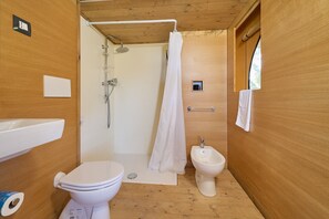 Douche, séchoir à cheveux, serviettes fournies