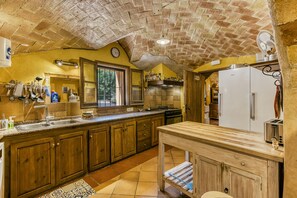 冷蔵庫、電子レンジ、オーブン、コンロ