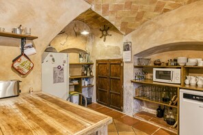 Frigorífico, microondas, horno y placa de cocina