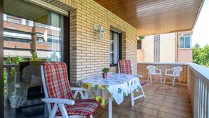 A balcony with a table, chairs, and a small potted plant. - Apartment 'Salou Centro' with Private Terrace (Salou)