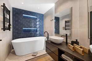 浴缸、吹风机、毛巾