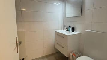 Dusche, Haartrockner, HandtĂŒcher, Seife