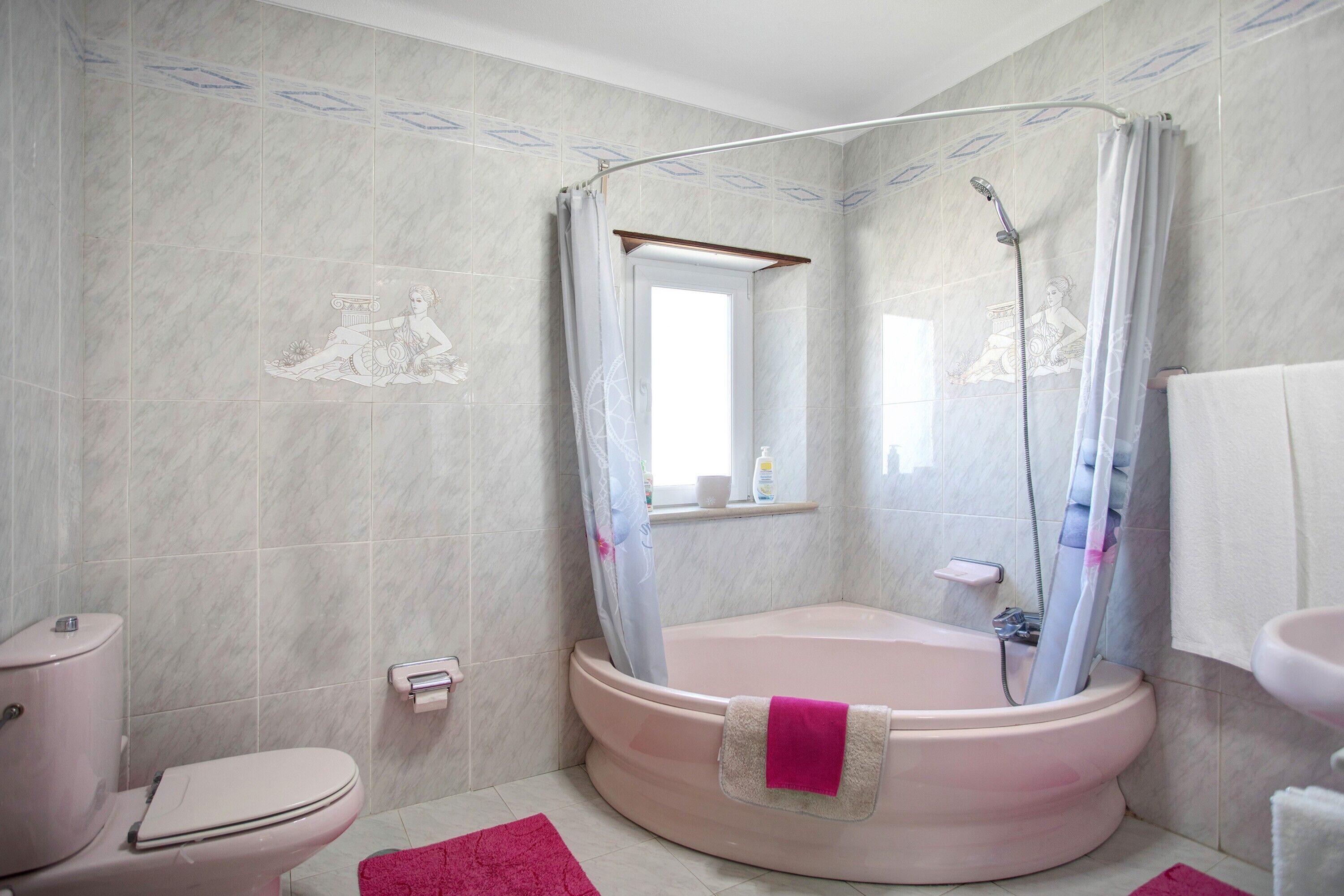 浴槽、ヘアドライヤー、タオル