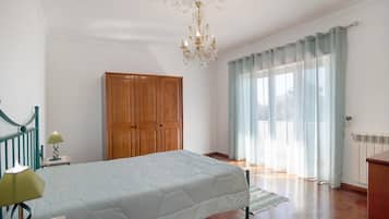 2 makuuhuonetta, silitysrauta/-lauta, ilmainen Wi-Fi, vuodevaatteet