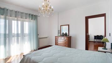 2 bedrooms, iron/ironing board, free WiFi, bed sheets