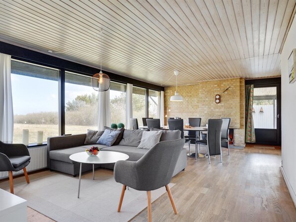 Téléviseur, table de baby-foot