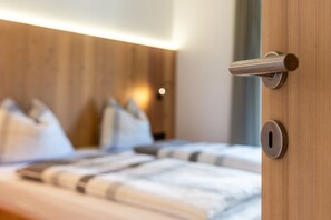 1 bedroom, free WiFi, bed sheets - Vista Dolomites apartment 'Activity' with Mountain View, Private Garden and Wi-Fi (S. Cristina)