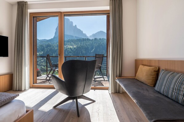 TV - Vista Dolomites Apartment "Liberty" with Mountain View, Balcony & Wi-Fi (S. Cristina)