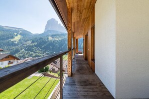 Terrace/patio - Vista Dolomites Apartment "Liberty" with Mountain View, Balcony & Wi-Fi (S. Cristina)
