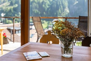 Interior - Vista Dolomites Apartment "Harmony" with Mountain View, Private Garden & Wi-Fi (S. Cristina)