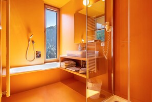 Badewanne, Haartrockner, Handtücher