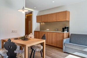 Dining - Vista Dolomites apartment "Vitality" with Mountain View, Private Garden & Wi-Fi (S. Cristina)