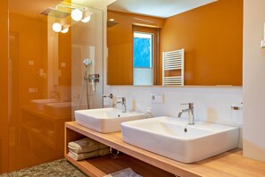 Dusche, kostenlose Toilettenartikel, Haartrockner, Handtücher