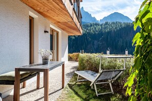 Outdoor dining - Vista Dolomites apartment "Vitality" with Mountain View, Private Garden & Wi-Fi (S. Cristina)